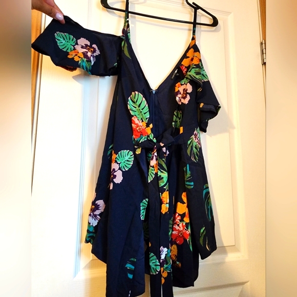 Fashion Nova Tropical Romper. - Picture 2 of 8